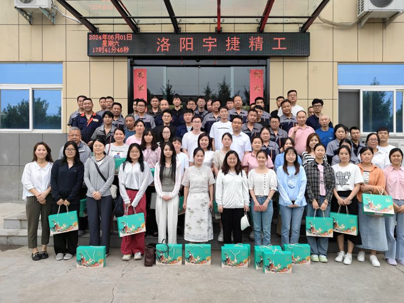 淡淡棕葉香，濃濃世間情，根根絲線連，切切情意牽！